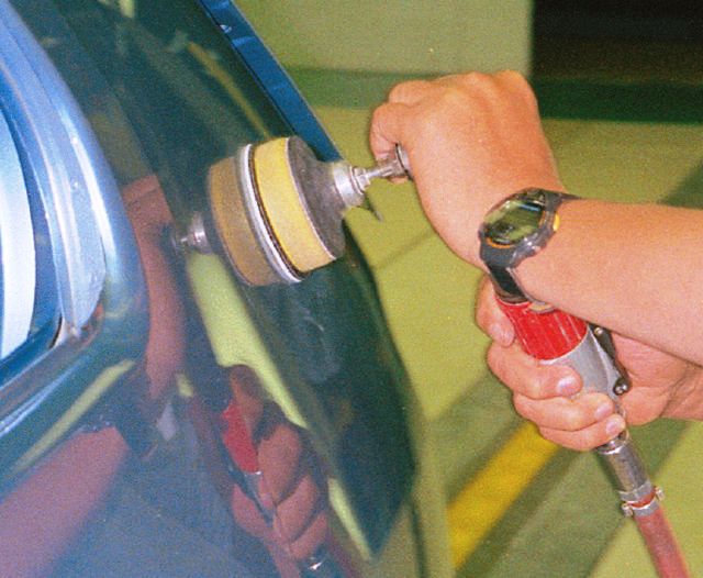 Ręczna szlifierka oscylacyjna do lakieru w warsztacie samochodowym